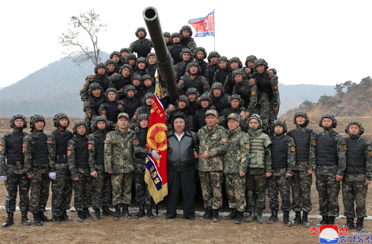 Kim Çen In tank başında - FOTOLAR